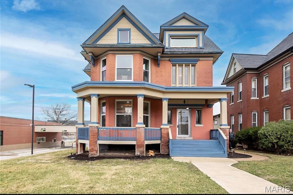 Investment Opportunity!!! Enjoy this fully remodeled 3 story building, 3950 sq ft that houses a luxury apartment and a commercial business, also has a 900 sq ft basement which is used as storage. First floor has an additional 3 bedrooms, 1 bathroom and large office but is currently being used for commercial business purposes, it includes built in bookshelves, beautiful architecture, several offices and restrooms. Second and third floors are 2400 sq ft of pure luxury (currently being leased). It's complete with 3 bedrooms, 2 full restrooms, large laundry room, extra rooms for storage. This high-end townhouse has granite counter tops, stainless steel appliance, high efficiency ceiling fans, electric mini split efficient heat/AC units, hardwood floors, new roof, new windows, and plenty of parking. Enjoy the 2-minute walk to downtown, easy access to local restaurants and events, 15 minutes from Scott AFB.

Luxury Apartment is currently rented for $1900
Business Space rents for $1750