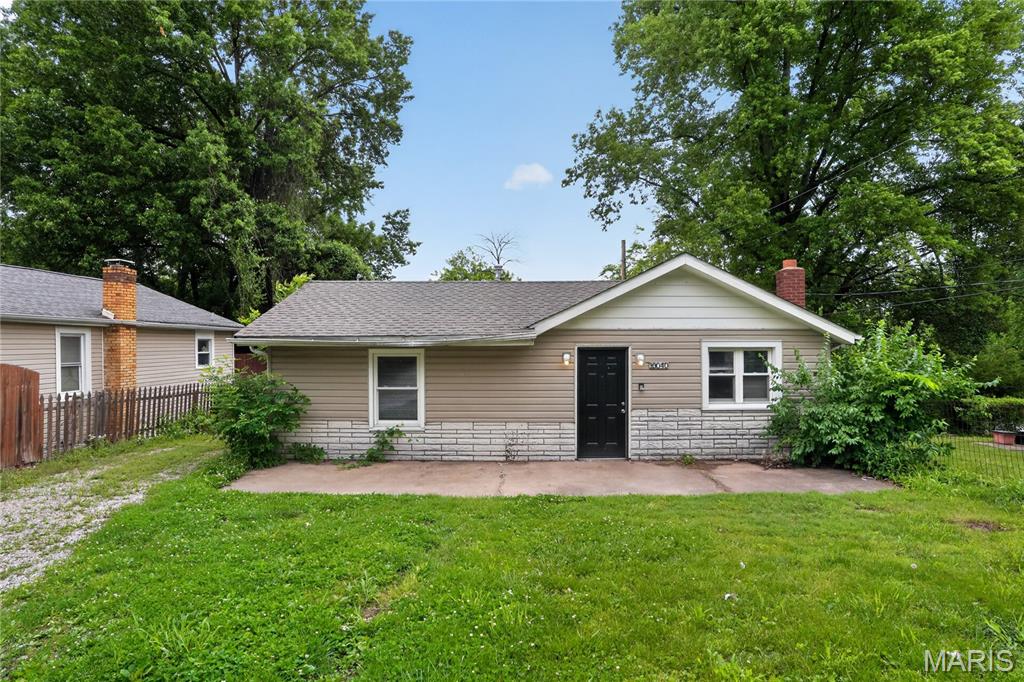 Cozy 3-bedroom, 1-bath ranch offering easy single-level living. Features a practical layout and a detached garage for parking and extra storage.  Spacious back yard.