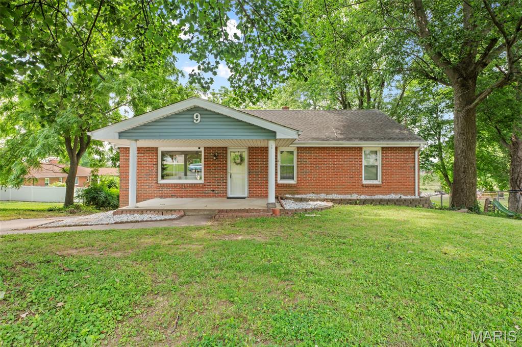 Welcome to 9 Woodland Drive in East Alton! This beautifully updated 3-bedroom, 2-bath home is filled with natural light and offers a warm, inviting atmosphere from the moment you step inside. Fresh updates throughout give the home a clean, modern feel while maintaining the comfort and character that make it easy to picture yourself living here.
The functional layout offers comfortable living spaces and well-sized bedrooms, while the walk-out basement provides an incredible amount of unfinished space ready to fit your needs. Whether you're looking for additional storage, a workshop, home gym, or envision finishing it into extra living space, the possibilities are endless.
Step outside to enjoy the large backyard—perfect for relaxing, entertaining, gardening, or simply enjoying the outdoors. A detached garage provides additional storage and convenience, and the home is located in the desirable Roxana School District with easy access to parks, shopping, and everyday amenities.
If you're looking for a move-in ready home with updates already completed and room to grow, 9 Woodland Drive is one you won't want to miss.