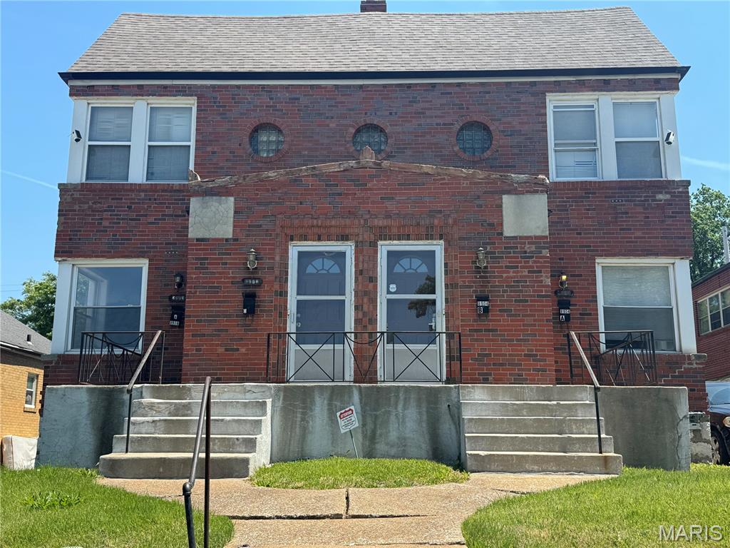 GREAT INVESTMENT OPPORTUNITY!  
SOLID BRICK 1-BEDROOM  1 BATH 4 UNIT MULTI FAMILY OFFERING IMMEDIATE CASH FLOW IN A HIGH-DEMAND RENTAL AREA NEAR RETAIL STORES  PUBLIC TRANSPORTATION  AND MORE. ENJOY A SPACIOUS LAYOUT WITH HARDWOOD FLOORS, WELL-KEPT GENEROUS SIZED  ROOMS. BACKYARD AND 1-CAR GARAGE ADD STRONG TENANT APPEAL. CONVENIENTLY LOCATED NEAR PUBLIC TRANSPORTATION, RETAIL, HIGHWAYS, AND MORE. THIS IS A GREAT ADDITION TO ANY PORTFOLIO IMMEDIATE CASH FLOW IN A HIGH-DEMAND AREA. — PLACE YOUR OFFER TODAY!