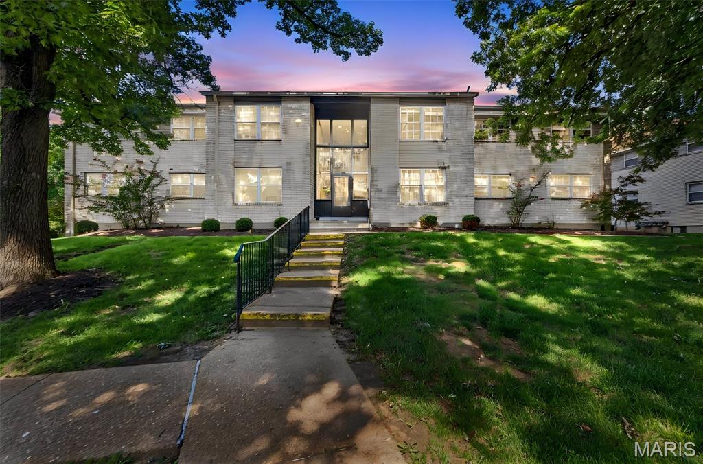 BALLWIN CONDO ready for you! This 2 bedroom and 1.5 bath is move in ready! With 2 assigned parking spots (1 covered), community pool, freshly painted....what are you waiting for? 2nd floor unit is move in ready. Great floor plan. Easy access from Manchester. CLOSE TO POOL. Come see it today!