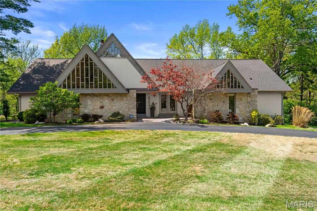 Completely reimagined contemporary treasure on 1+ acre in Town & Country delivering over 4,000 sqft of bright, luxe living! A dramatic vaulted living room welcomes you, with a gas-stone fireplace and a wall of windows. Seamless hardwood floors lead to the chef’s kitchen with custom cabinetry and quartz counters and flow into the bright family room and onto a low-maintenance composite deck. Entertain in the formal dining room or dine alfresco amid tree-framed privacy. The main-floor primary retreat boasts an en-suite bath, walk-in closet, and French doors to a private lawn. Guest en-suite bedroom. An additional vaulted bedroom, and a flexible office/bedroom share a hall bath. The walk-out lower level extends the lifestyle with a stone-hearth rec room, full bath, laundry, fitness/storage space, and access to a stone patio. Dream backyard is perfect today—or ready for your future pool oasis. Two-car tuck-under garage. Minutes to Queeny & Longview Parks, Straub’s, Whole Foods, and Target.