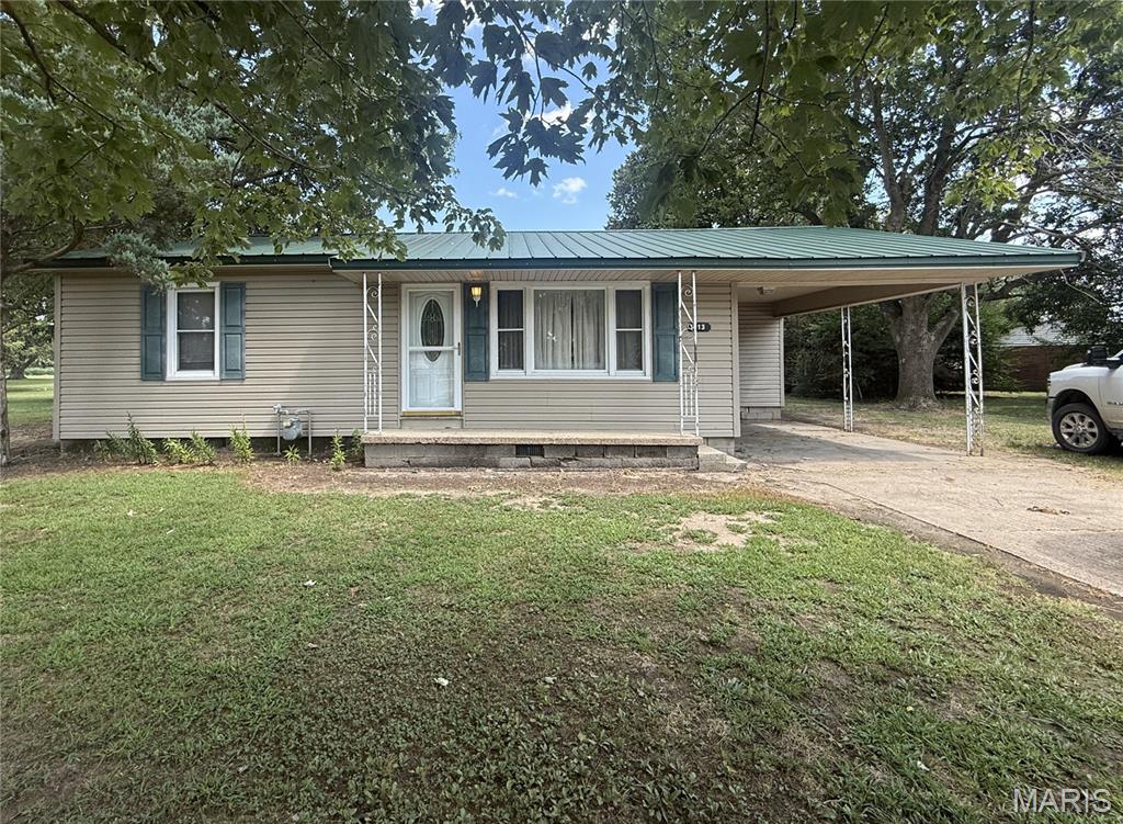 Affordable 1st time home buyer, Investment, or just ready to downsize. This 3 bedroom, 1 bath home is ready for you to move in. Full size eat -in kitchen, living room, and laundry room. Nice shaded yard. Also - great location for a duck hunting rental property. Lot Size 100X73. Shown by appointment only.