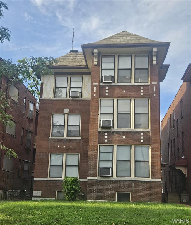 Charming studio available in a prime Central West End location! This all-electric unit offers an unbeatable spot for students, medical professionals, and young professionals alike — just minutes from Saint Louis University, Washington University, and Barnes-Jewish Hospital. Whether you're heading to class, clinicals, or a shift at the hospital, you'll love the easy commute.
Enjoy the convenience of off-street parking, a rare find in this walkable, amenity-rich neighborhood close to Forest Park, local cafes, and public transit. Priced to offer great value for the area, this studio is a smart choice for anyone looking to be close to it all without the premium price tag.
Don't miss this opportunity — schedule your showing today!

More pictures coming soon