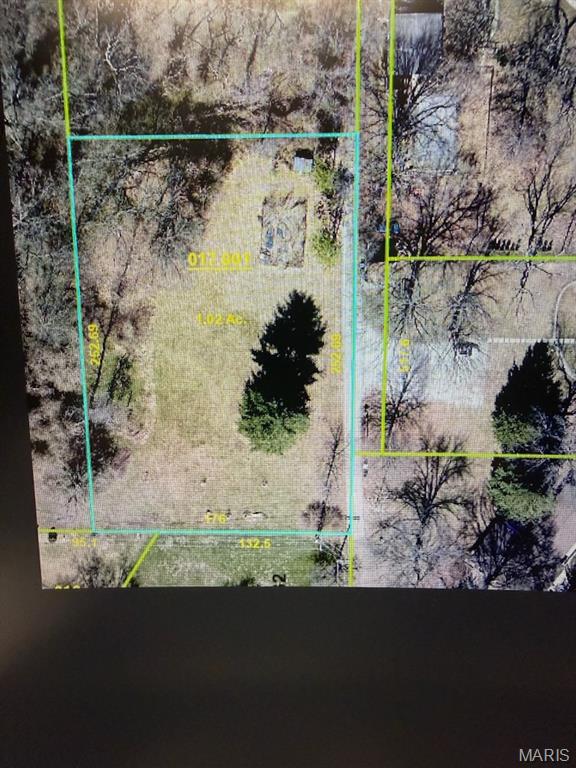 Building Lot in Edwardsville Illinois.  Over 1 acre lot available in Edwardsville Il.  Lot size:  175x252x175x252
city sewers, water & electric available.  Fees for hook up & tap on not paid by Seller.  
Quiet & secluded lot in the heart of the city.  Get your contractor over to see this great building lot.