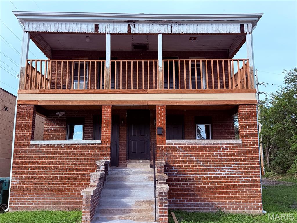 Exceptional Turn-Key Multi-Unit Opportunity! This extensively renovated property offers a unique and versatile layout featuring two spacious units, each with 5 bedrooms, 3 full bathrooms, a full kitchen, and comfortable living areas. With a total of 10 bedrooms and 6 bathrooms, this property presents an outstanding opportunity for investors, owner-occupants, or those seeking a large residential income-producing property. Major updates have already been completed, including a new roof, new electrical system, new plumbing, new windows, new HVAC systems, fresh paint, new flooring throughout, and brand-new decks. The property also includes new refrigerators and electric oven-ranges, making it truly move-in ready. The flexible floor plan offers a variety of residential living arrangements. Washer, dryer, bedroom and living room furnishings are negotiable, providing an opportunity for a seamless transition to the next owner. Property is being sold AS-IS. With extensive improvements already completed, this is a rare opportunity to acquire a substantially updated multi-unit. Schedule for private showing today!!
(Property on two parcels 01-24.0-403-025 and 01-24.0-403-026.)