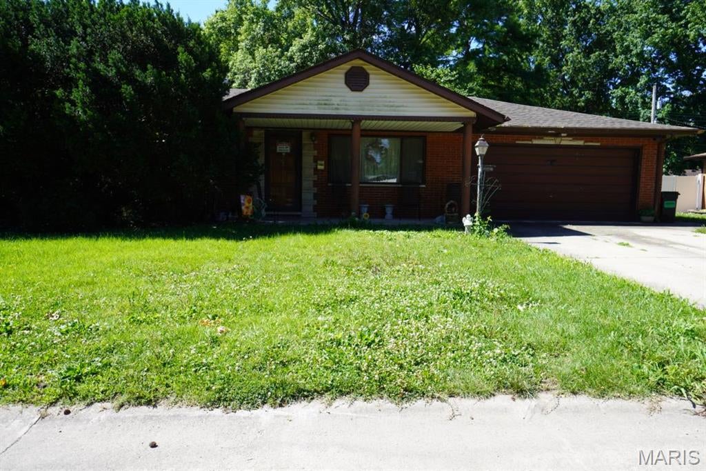 THIS IS AN ON-LINE AUCTION THAT ENDS WEDNESDAY, AUGUST 19th @ 6pm.  OPEN HOUSE IS THIS WEDNESDAY, AUGUST 12th @ 6-7pm.  THE LISTING PRICE IS THE STARTING BID PRICE.  The home sits on a quiet street in a great neighborhood. This is an investors dream. Full brick home that needs a complete renovation. Don't miss Open House on Wednesday, 8/12 6-7pm. Mask and flashlight recommended.

AUCTION TERMS:  Winning bidder will enter into a written contract to purchase and will place $1,000.00 down for deposit to be held in escrow with the balance due 30 days from auction date. A buyer’s premium will be added to the final bid price as a buyer’s expense on the property. Earnest money and buyer’s premium are non-refundable and due the day of sale. Property sold as-is. All information is presented in good faith. All inspections, surveying due diligence are the sole responsibility of the buyer. The property sells with no contingencies. All Sales Final. Add'l T & C's on HiBid and The Auction House Co website.