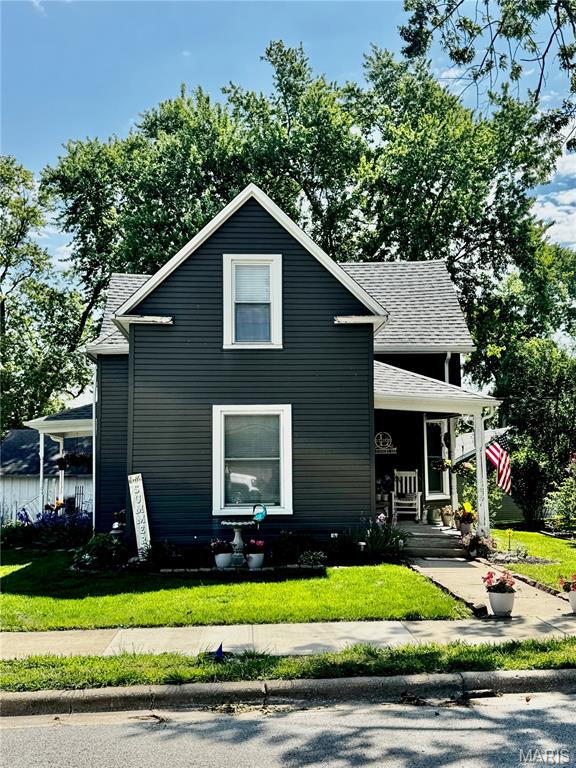 For those who love the "old home" feel, but remodeled and with character.  This 5 bedroom, 2 bath home on large lot backs up  is close to schools and park.  Formal dining room is full of windows and main floor hosts a bedroom and laundry as well.  4 good size bedrooms upstairs along with large walk in closet!  Back yard boasts of a large deck.  Plenty of room to build a dream garage and property can be accessed from either Eastern OR Alley behind the home.  Updates since 2024 include siding, roof, furnace, and sewer line, along with more insulation.  So many great updates you dont want to miss out.  

**side note** Seller will pay to have garage torn down and upstairs bedroom drywalled and flooring in place upon receipt of contract