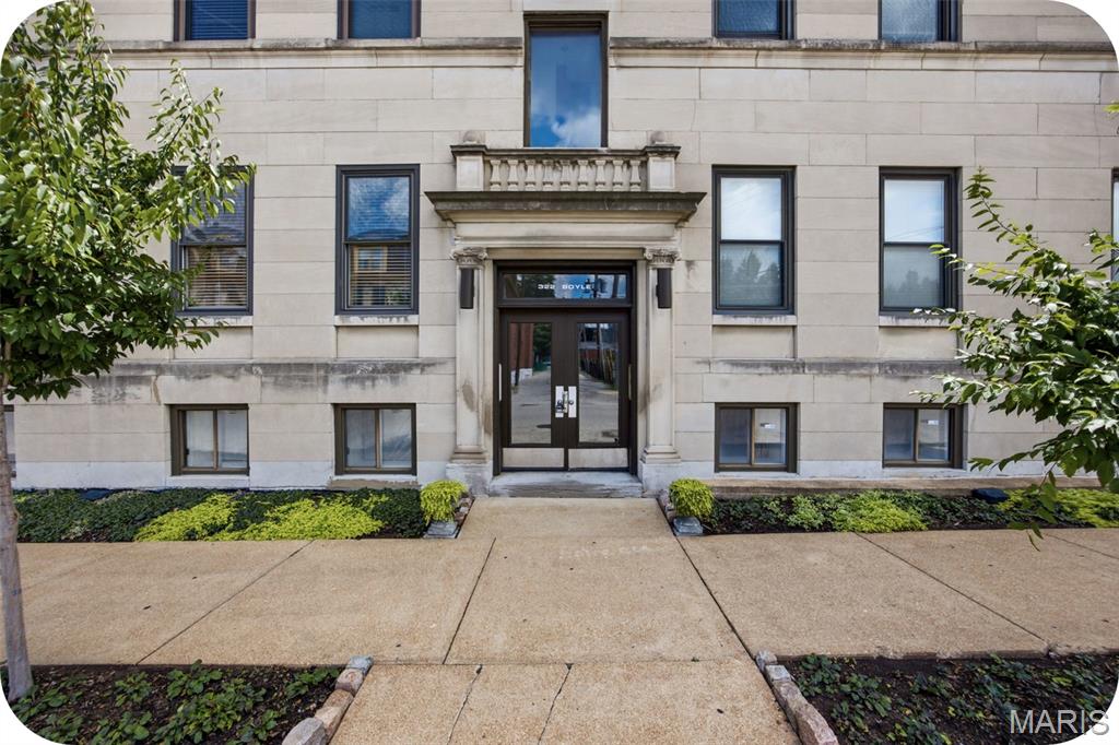 Open House Sunday, 9/20 1-3pm. Cute and affordable Central West End condo in an unbeatable location. A condo at this price point in the CWE is a rare find—great for an owner-occupant or investor. This lower-level unit feels surprisingly spacious and has been freshly painted. Step inside to find tall ceilings, a cozy fireplace, a comfortable living room, dining area, and an updated kitchen. The condo offers two spacious bedrooms with large closets, plus a charming bathroom with a Tuscan-inspired feel—like a little getaway at home.
Enjoy the convenience of in-unit laundry, easy access to the patio, and gated parking with one assigned spot. Walk to everything the Central West End has to offer. Come see it soon—at this price, it won’t last!