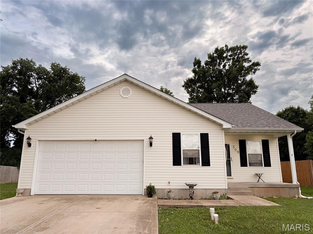Welcome home to this move in ready 3 bedroom, 2 bath home featuring newer flooring, newer appliances, a spacious primary suite with a walk in closet, and a back yard perfect for entertaining family and friends! 
Major updates include a 4 year old roof, and a 2 year old HVAC system giving you added peace of mind.  Don't miss your chance to make this home yours! 
Schedule your showing today!
Home is agent owned.
