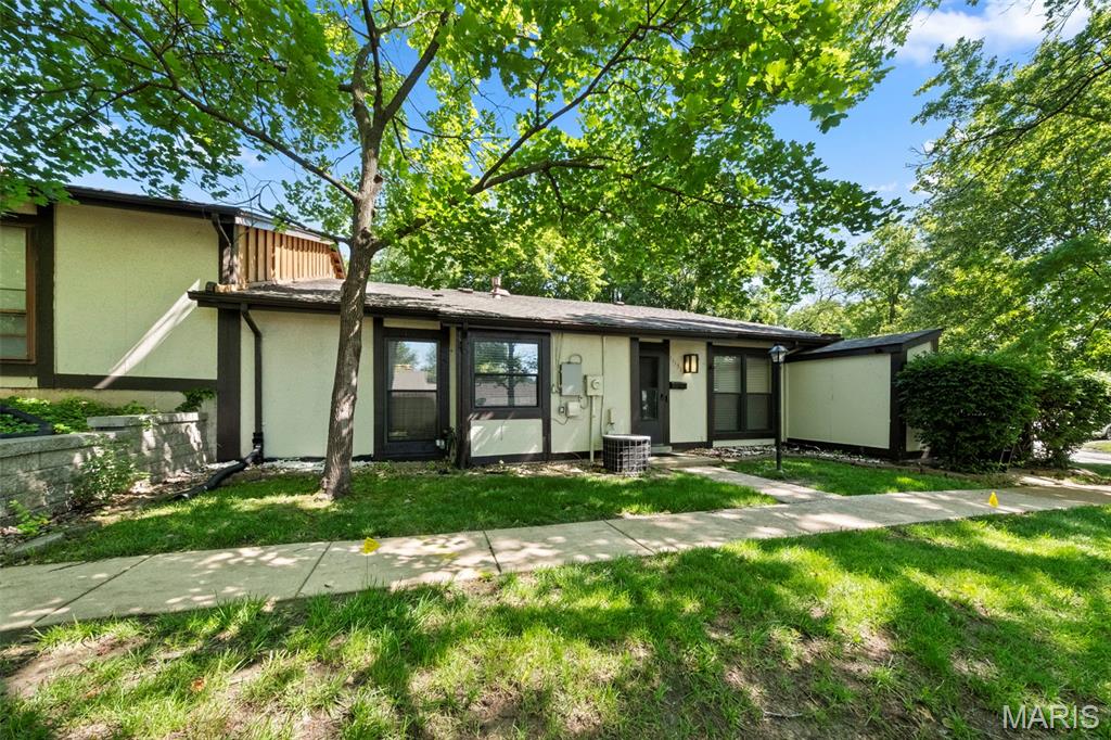 Conveniently located and full of potential, this 2-bedroom, 2-bathroom end-unit condo offers a desirable blend of privacy, comfort, functionality, and low-maintenance living. Inside, you'll find two generous living areas, providing flexible space for everyday living, entertaining, or a home office setup. The kitchen features a gas range, backsplash, refrigerator that stays with the home, and a built-in microwave that will be replaced by the seller. A separate dining room offers a comfortable space for meals and gatherings.
The primary suite includes a private bath and in-unit laundry room, currently fitted with a stacked washer and dryer, but with space to accommodate side-by-side washer and dryer units. A second full bath features a seated shower for added convenience. Step outside to your fully fenced private patio with a privacy fence, perfect for enjoying a quiet morning or relaxing at the end of the day. A built-in exterior storage shed provides additional storage space for seasonal items and outdoor essentials.
Additional features include an assigned parking space, a roof replaced approximately five years ago, and low-maintenance living with lawn care, snow removal, trash service, and exterior maintenance handled by the association. The association is currently repainting the exterior, adding to the community's appeal and upkeep. Residents enjoy access to a community pool, clubhouse, and a pet-friendly environment. For added peace of mind, the seller is offering a home warranty.
Conveniently located near major highways, shopping, and dining, this condo is an excellent opportunity for first-time buyers, downsizing, or anyone seeking affordable, low-maintenance living in a desirable St. Louis location. Your next chapter starts here—schedule your showing today!