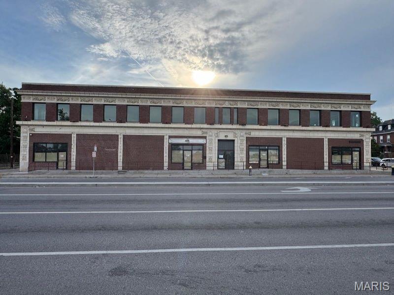 Excellent opportunity to lease commercial space at 1259 N Kingshighway Blvd, St. Louis, MO 63113. The approximately 12,733 SF commercial building offers multiple suite sizes and is zoned G – Local Commercial and Office, allowing for a variety of professional and commercial uses. Available spaces include Suite 102 – 1,220 SF; Suite 103 – 1,500 SF; Suite 104 – 1,150 SF open space; Suite 201 – 2,200 SF; and Suite 202 – 2,530 SF open space. Suite 101 is currently occupied. The building features a total of eight restrooms and is suitable for office, professional services, retail, educational, nonprofit, and other commercial uses. Asking rent is $14.00/SF NNN, with estimated NNN expenses of approximately $2.26/SF annually. Suites may be leased individually or combined, subject to availability and landlord approval.