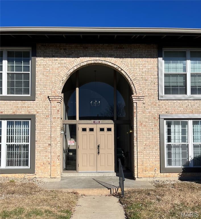ask me about up to $7500 in closing cost help from a lender !!
Freshly painted and new floor with a large master bedroom and walk in closet.  Enjoy sitting on the balcony drinking your coffee in the mornings* some new light fixtures*very convenient location *Stove & fridge included*Location: Interior Unit, Upper Level* ready for buyer to move right in!!