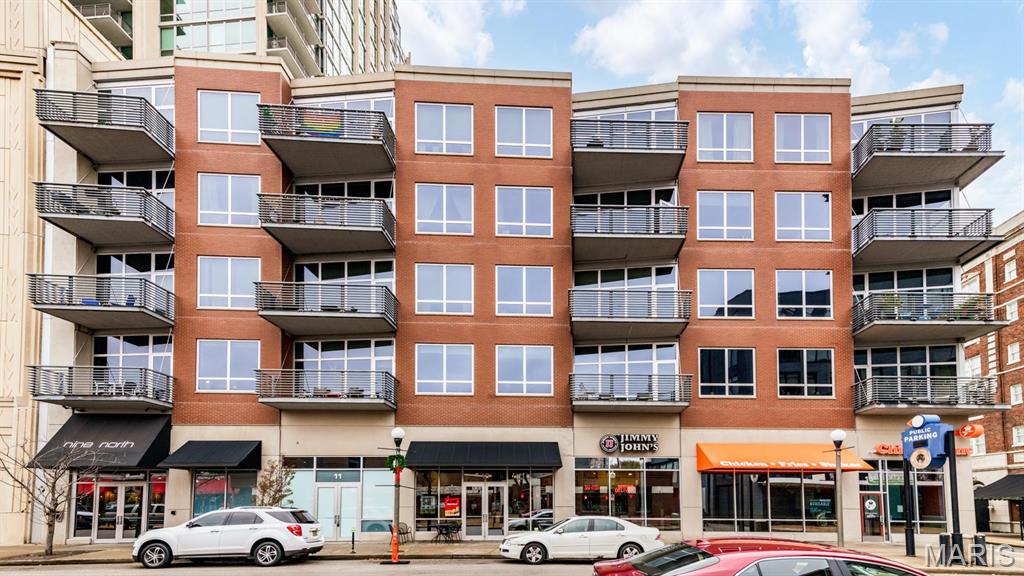 Location! Location! Location! Best opportunity just 1 block from BJC! Its also just 1 block to Whole Foods or to coffee or dinner reservations. Nine North is a full amenity condo building w/ limited rental options. You'll enjoy the bonus of: ONE PARKING space included, as well as, STORAGE & WATER, SEWER, TRASH & GAS included.  The unit has 10ft. floor to ceiling glass & the finest modern essentials: hardwood floors, granite counter tops wi/ full height back splash, Bosch stainless appliances, & beautiful ceramic tile baths. Added seating & entertaining space provided via a custom granite counter top. This condo also has an amazing Master Bath with full oversized shower & tub. Enjoy convenience w/ a premium parking space located only steps from your front door. AND, you'll love the amenities which include  outdoor pool, 10,000 sqft urban garden, bbq grill & lounging area, as well as, brand new fitness center! Call for a showing today!Unit, High Traffic, Upper Level
