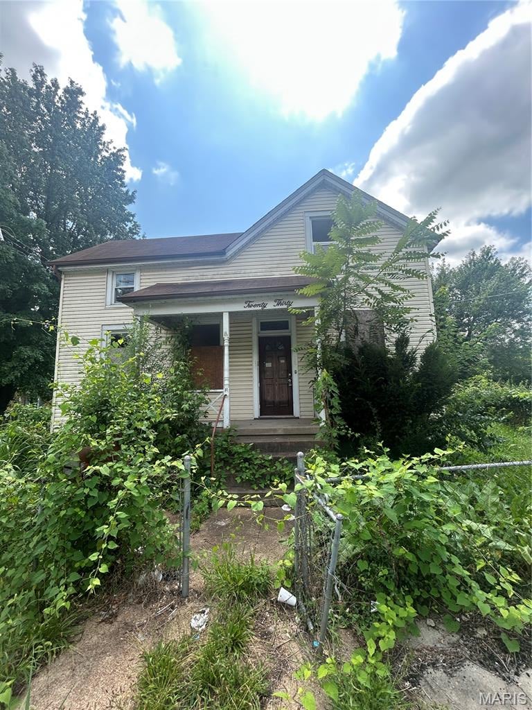 Attention investors and rehab buyers! 2030 Belle offers an opportunity to bring a property back to life and create value through renovation. The home features a traditional layout, existing kitchen and bath spaces, hardwood flooring in portions of the home, and a full basement/utility area. The property is in need of renovation and is being offered as an investment opportunity for buyers prepared to complete the necessary work. Excellent potential for a flip, rental, or long-term hold, depending on the buyer’s strategy. Property is being sold as-is. Bring your contractor, evaluate the numbers, and make this project your next investment