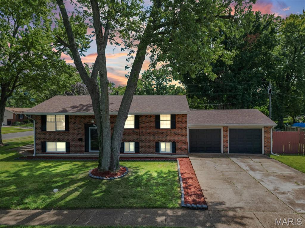 Why settle for three bedrooms when you can have FOUR? Welcome home to this beautifully renovated 4 bedroom, 2 full bathrooms offering approximately 1,700 sq. ft. of living space from top to bottom in Florissant’s Fox Run subdivision.
Step inside to a refreshed floor plan featuring a reconfigured kitchen with a center island, new Stainless Steel appliances, fresh paint, updated lighting, and plenty of room to entertain. Just off the formal dining area, step onto the walk out balcony! The perfect spot for brunch, morning coffee, or an afternoon lunch with family overlooking your outdoor space.
The upper level features three bedrooms, while the lower level offers a spacious primary bedroom, full bathroom with a new tiled walk-in shower, and additional living space for added privacy and flexibility.
Outside, enjoy a fenced backyard, side patio, and nearly ¼ acre of land with plenty of space to relax, entertain, or let the kids and pet's play. Offered at $250,000, this home delivers the bedroom count, space, updates, and outdoor living today's buyers are looking for.
Ask about 100% financing options! A participating lender will be available at the Open House to discuss financing and help qualified buyers explore their path to homeownership.