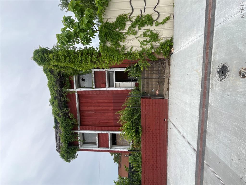 .Location, location, location! Outstanding investment opportunity! 5 MINS FROM DOWNTOWN, shopping centers,
SLU and NGA. 16,000 vehicles/day, this building has tremendous potential. 20,000 sqft retail property. Ideal location for your business, including with residential units around the corner. So, you purchase retail space and more. Located in the north Grand close to fox theater. Welcome to your next investment. Located in the St Louis Opportunity Zone for Development Incentives.