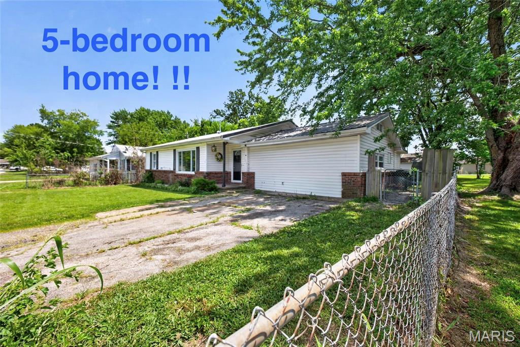 5 BEDROOM, 2 BATH, AND 2 LIVING AREA HOME !! Over 1600 sq ft home located in a cozy neighborhood. Close to amenities and easy access to I-44
This residence offers a convenient layout with 3 bedrooms on one end and 2 on the other. Metal roof, vinyl siding, updated windows, some fresh paint, NEEDS TLC, mostly cosmetic work. It would make a great home or a fantastic 5-bedroom rental investment, yielding likely a higher rental return. Chain-link-fenced backyard & a shed included! Easy access to 1-44 too.- Richland School District. - Come and explore the potential this property offers. Seller wants to sell "As Is".