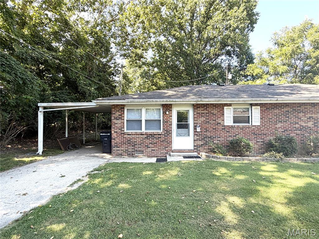 2 Bedroom 1 Bath duplex in East Belleville. Some updates include fresh paint, interior doors, bathroom and light fixtures. 1 Car carport. Close to grade school and shopping.