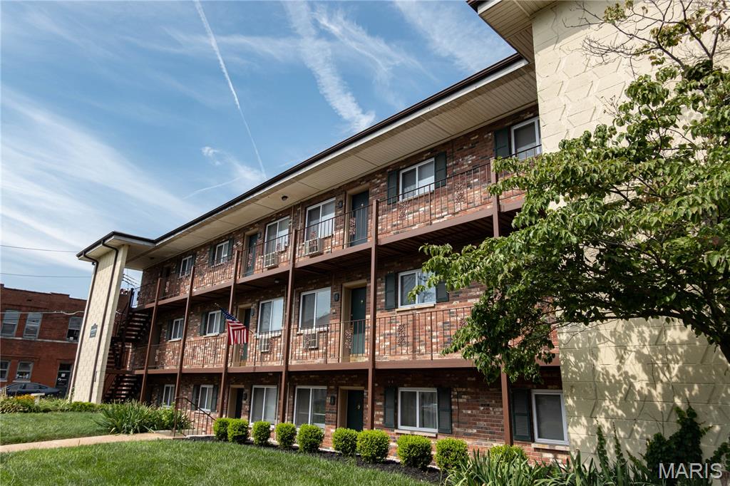 This well-maintained complex is in the wonderful Maplewood area, close to the Maplewood entertainment district which has many great local shops and restaurants. The property includes 23 one-bed / one-bath units with off-street parking and an on-site laundry room. It's a great source of rental income and is fully occupied. Do not disturb tenants or tour the property without the listing agents.