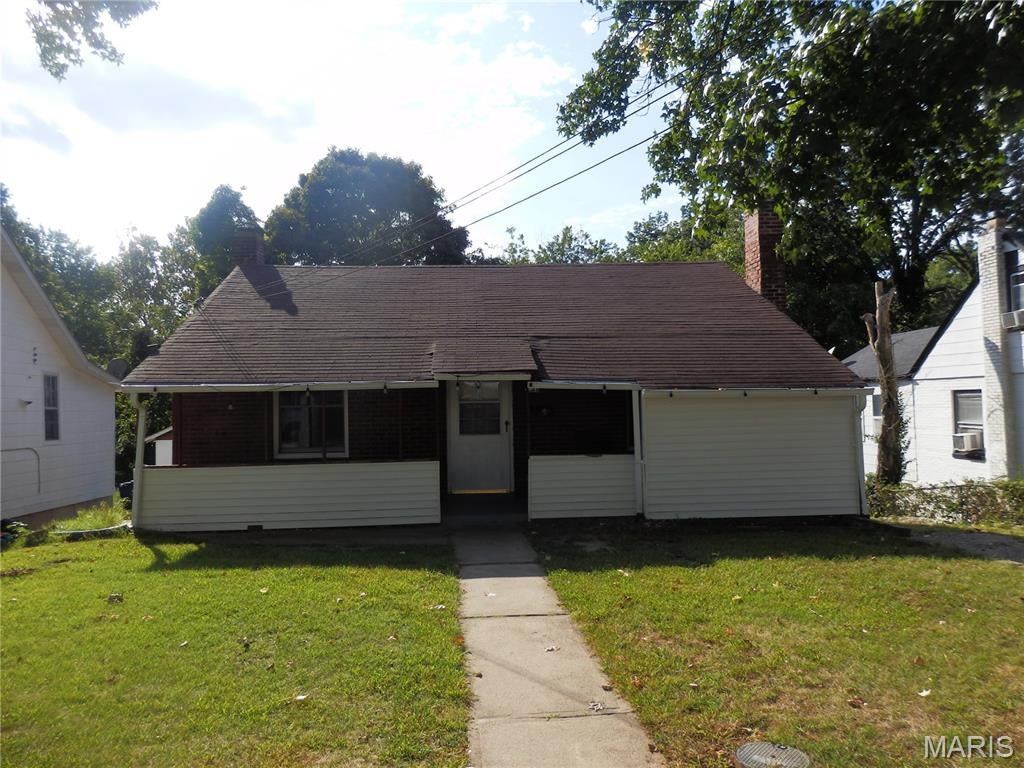 Welcome to 2149 Penfield Avenue! This three-bedroom ranch offers incredible potential for homeowners and
investors looking for value and opportunity. With I ,227 sq ft, spacious rooms, a large back yard, and a one-car
garage, the home provides a solid foundation for future updates.
The unfinished walkout lower level adds excellent storage and opens the door to additional living space down
the road. Some updates are needed, giving you the chance to customize the home to your style while building
equity, Ask about the FHA 203K loan program.
The property is to be sold in its current as-is condition.