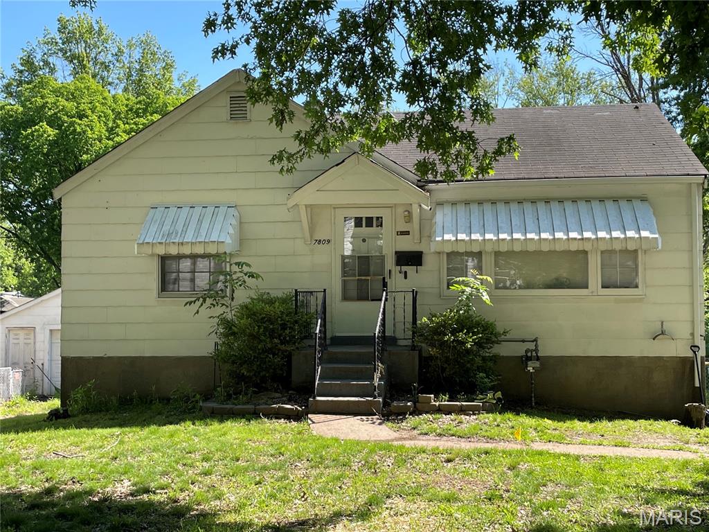 OCCUPIED W/TENANT - DO NOT DISTURB TENANT/NO SIGN IN YARD
SHOWING WITH ACCEPTED CONTRACT.

Great investment opportunity.  This 2-bedroom home is a tenant occupied property and is currently rented for $1,100.  

Priced to Sell......Selling AS-IS.  This home can be purchased with up to 11 other homes being sold by this owner.