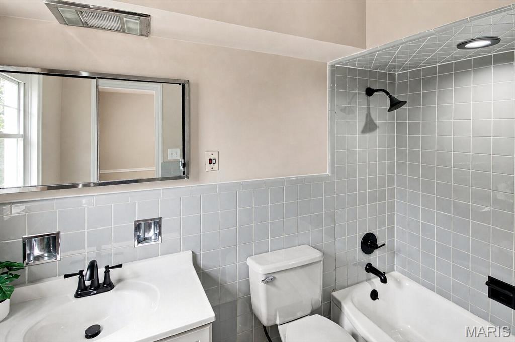 Williamsburg 01 - Residential Lease