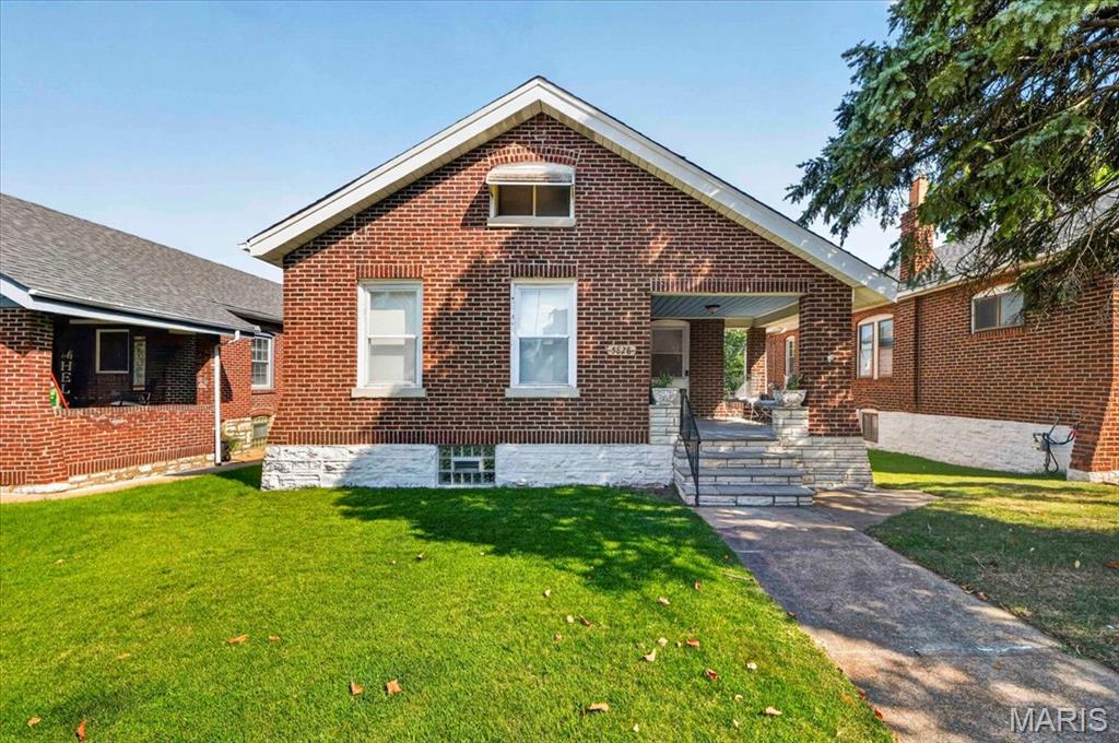 South City charm with your favorite local spots close to home! This inviting 2-bedroom, 1.5-bath Princeton Heights home features wood floors, distinctive millwork, fresh paint, and new ceiling fans. An eat-in kitchen with custom cabinetry offers space to gather, while the partially finished lower level includes a generously sized sleeping area, a convenient half bath, and flexibility for a home office, hobbies, or additional hangout space. Enjoy a level, fenced backyard and a one-car garage. 

Make your morning coffee run to nearby favorites like 7 Brew, Starbucks, Scooter’s, or Zoomies, and explore neighborhood dining and treats at La Catrina, Onesto, Russell’s, and Clementine’s. Nearby Francis and Carondelet parks offer plenty of ways to get outside, from walking paths to sports courts and recreation. With convenient access to The Hill, Southampton, Tower Grove, and downtown, you’re well positioned to enjoy everything that makes St. Louis feel like home!