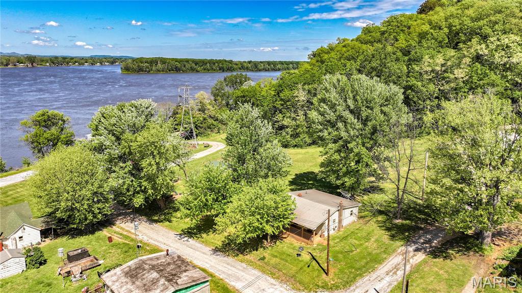 Gorgeous River Views Year Round!!! This home sits above the flood plain and is perfect for a starter home or a nice little relaxing getaway from the hustle of big city life. This home features 2 beds and 1 bathroom, newer windows, an eat-in kitchen, large utility/mud room with a washer/dryer combo and a nice sized side yard. The covered front porch is a perfect place to watch the Mighty Mississippi roll downstream and the local recreational opportunities are endless. This home is within a minute of a public boat ramp to the river and there are several state owned recreation areas nearby. Don't miss a chance at this great home in a great location! Back on the market at no fault of the seller.