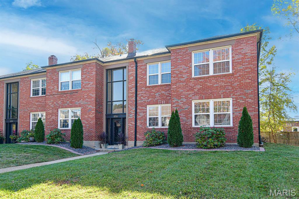 This charming updated second floor unit in Clayton, MO! This delightful 2-bedroom, 1-bathroom condo on the second floor offers a blend of comfort and modern living. The interior has been painted white. Step inside to find beautifully refinished hardwood floors that add warmth and elegance to the space. The updated kitchen is a highlight, featuring sleek appliances including an electric stove and oven, microwave, and refrigerator, making meal preparation a joy. Both bedrooms are generously sized, and ceiling fans. The bathroom is well-appointed, ensuring a comfortable routine. Stay cool in the summer with air conditioning and cozy in the winter with forced air heating. Parking is a breeze with an included garage.
coin-op washer/dryer located in the basement, small storage locker available.
Conveniently located neighborhood, walkable parks,  restaurants and  shopping. Location: Interior unit  Location, 2nd floor
