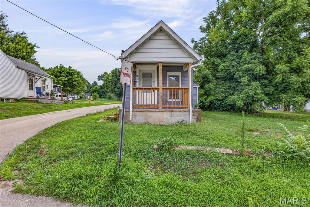 Charming, fully remodeled Festus bungalow is move-in ready! Located on a desirable corner lot, this 2-bedroom, 1-bathroom home boasts 900 square feet of nicely designed living space. The open-concept floor plan features impressive vaulted ceilings, creating a bright and airy atmosphere. Cook with ease in the modern kitchen equipped with brand-new appliances. Perfect for first-time buyers or investors looking for a turn-key property in a fantastic Festus location. Schedule your tour today!