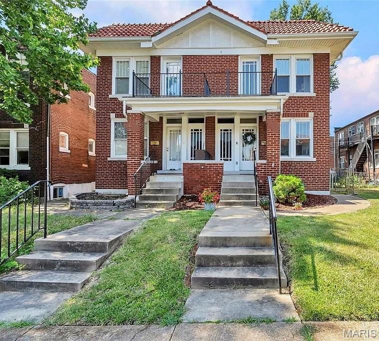 Spacious and full of character, this charming South City townhome offers nearly 1,800 square feet of living space in the heart of 63109. The open floor plan features a generous living room, dining area, oversized kitchen with breakfast bar and pantry, plus additional flex space that’s perfect for a home office or study area. Upstairs you’ll find three spacious bedrooms and a full bath. Enjoy relaxing on the covered front porch or entertaining on the private deck and fenced backyard. Conveniently located within walking distance of local favorites like Pipers Coffee and The Golden Hoosier, and just minutes from Tower Grove Park, Food Truck Fridays, the Tower Grove Farmers Market, and some of South City’s best dining and entertainment. A rare rental opportunity offering exceptional space, charm, and an unbeatable location.