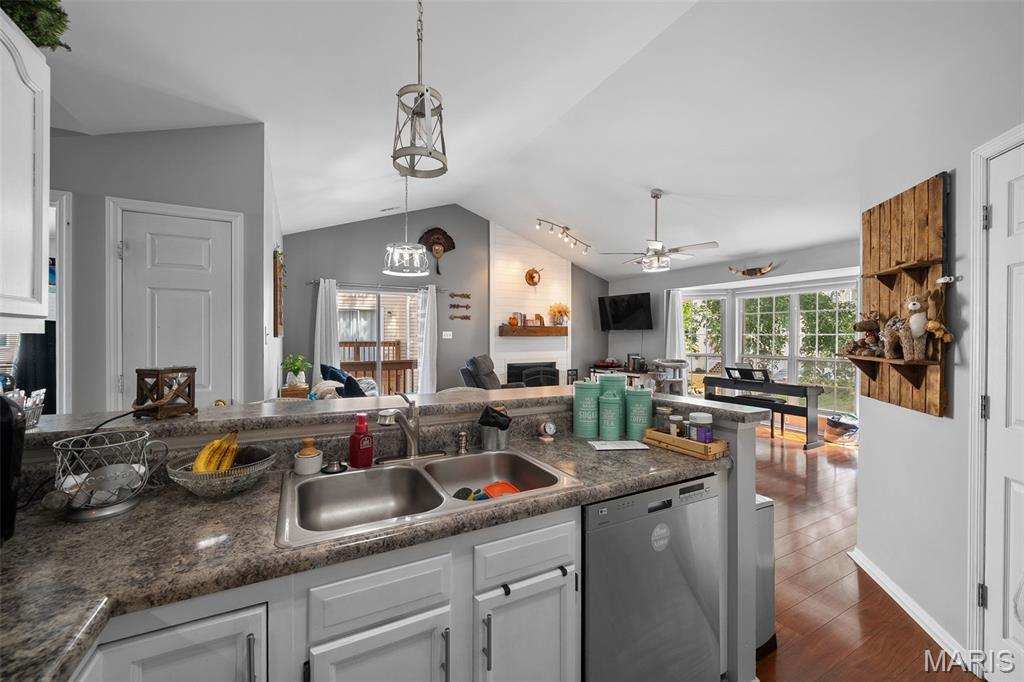 Spring Hill Farm Condo 13th - Residential