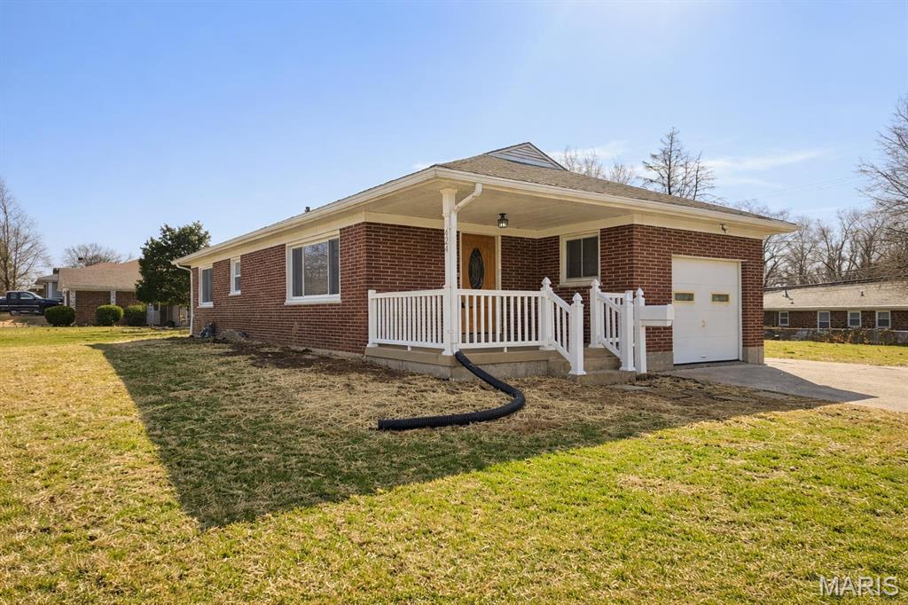 Welcome to 424 Oliver Lee! This home has been newly remodeled. Refinished hardwood floors, new bathroom, exterior refresh, and more! 3 bedrooms and 1 bathroom on the main level, one bathroom in the basement, 1 car garage and a great sized outdoor space with deck. Grab your favorite Realtor and schedule a showing today!