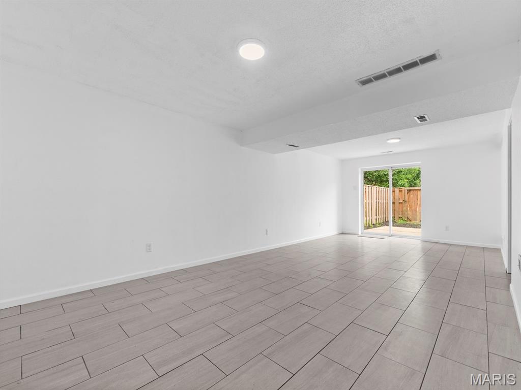 Beau Jardin Twnhms A Condo - Residential