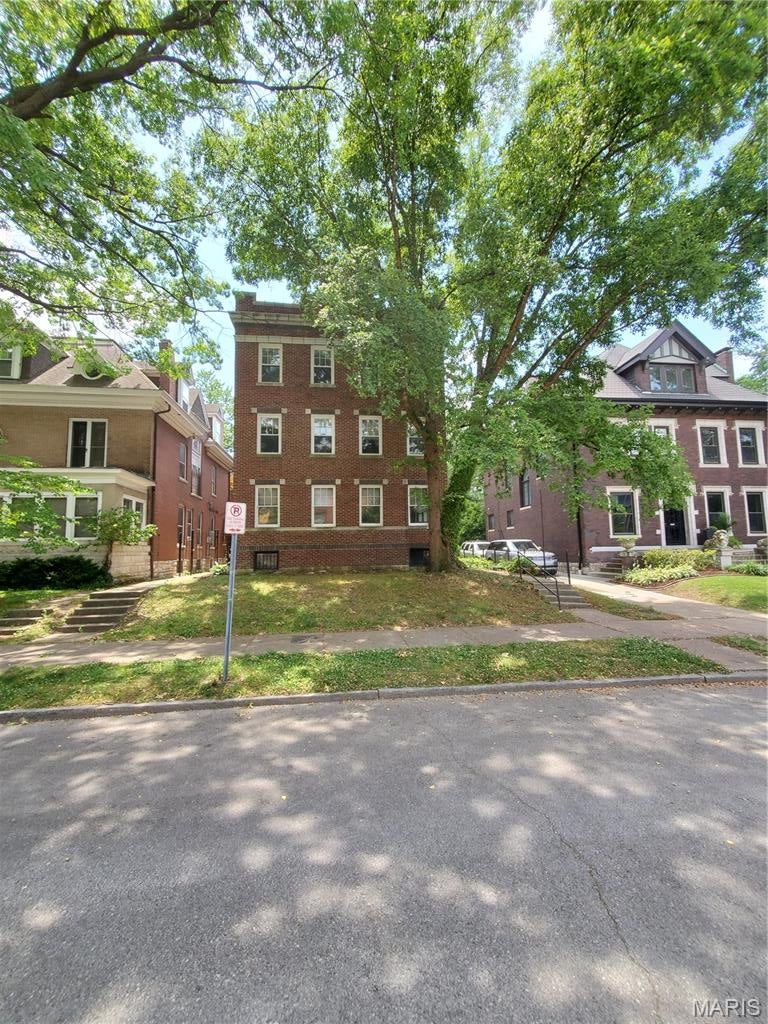 5050 Apt C Washington Place Two bedroom, Two bathroom apartment for rent in the heart of the CWE just blocks away from Washington University, Forest Park, STL History Museums, The Chase, The Delmar Loop, BJC Hospitals and great CWE Restaurants. Newly renovated, newer appliances, hardwood floors, ceramic tile in the kitchen, jacuzzi bath tub, walk-in shower with built in benches, nice back porch sitting area and a rear off street parking pad. Washer and Dryer located in the apartment. Cats allowed. Rent 1395.00 Security Deposit 1395.00. LOTS OF WINDOWS AND NATURAL LIGHT IN EVERY ROOM....