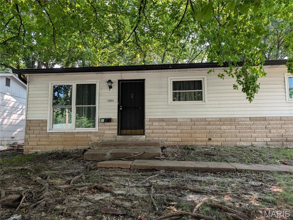 Nicely updated, spacious, 3-bedrooms, passed inspection. Gas range. Large basement for storage. Off street parking.