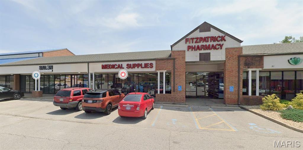 This shopping area has 3,900 sq ft available, is located on a high traffic road with traffic counts exceeding 40,000 vehicles per day on Manchester Road fronting plaza.  Ellisville Plaza benefits from shared access with two dominant shopping centers totaling 368,000 sq ft.  Total gross leasable area: 33,000 sq ft with 2.92 acres.