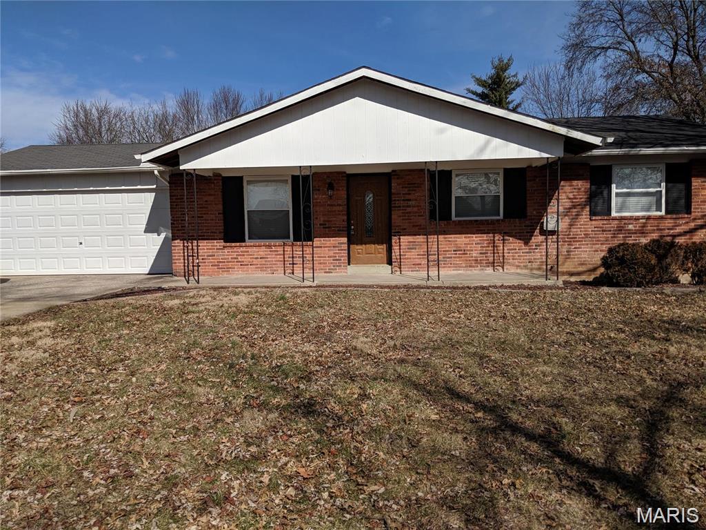 3 bed/2.5 bath single-family for rent in St. Charles. Spacious rooms, a full kitchen with updated appliances, an unfinished basement with extra storage space, and a walkout to an enormous backyard. Located within a few miles of major highways, public transportation, and shopping centers. Hurry, as this won't last long.