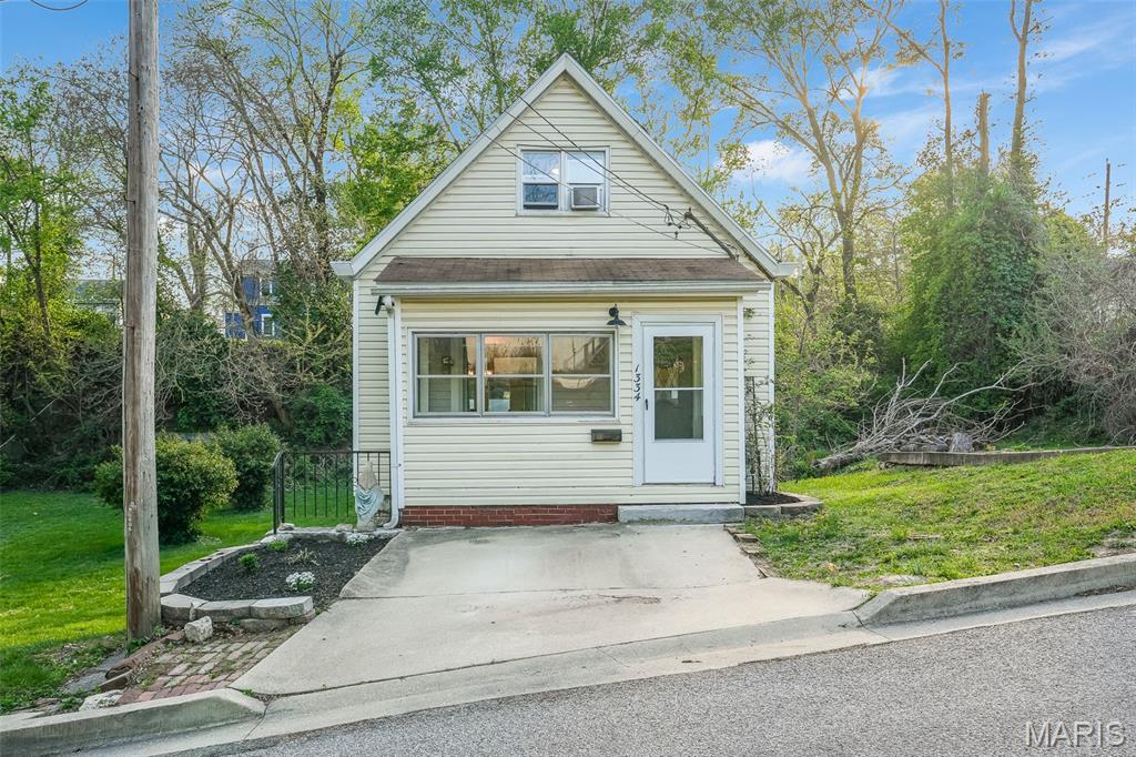 Back on Market- No Fault of Seller. Welcome to 1334 Monroe St. in Alton—a truly unique property offering space, character, and versatility both inside and out.
This 2 bedroom, 2 full bath home sits on a generously sized lot and includes an additional lot, providing extra room to expand, entertain, or simply enjoy added privacy. Tucked away on a quiet street with convenient access to both upper and lower Alton, the location offers the perfect balance of seclusion and accessibility. Inside, you’ll love the open floor plan highlighted by large windows that flood the home with natural light. Built-in bookshelves add charm and functionality, creating a warm and inviting living space. The upper-level bedroom features a loft-style layout, adding a unique architectural touch, while the lower-level bedroom includes a private en-suite bath and is conveniently located near the washer and dryer (which will stay with the home). Step outside to a massive wood back deck—perfect for entertaining—with built-in seating and views of the peaceful, wooded backdrop. The backyard offers a serene setting, ideal for relaxing or hosting gatherings. A workshop/shed provides additional storage or workspace for hobbies and projects.
If you’re looking for something beyond the ordinary to make even more uniquely yours and a setting that feels like a retreat, this property is a must-see.