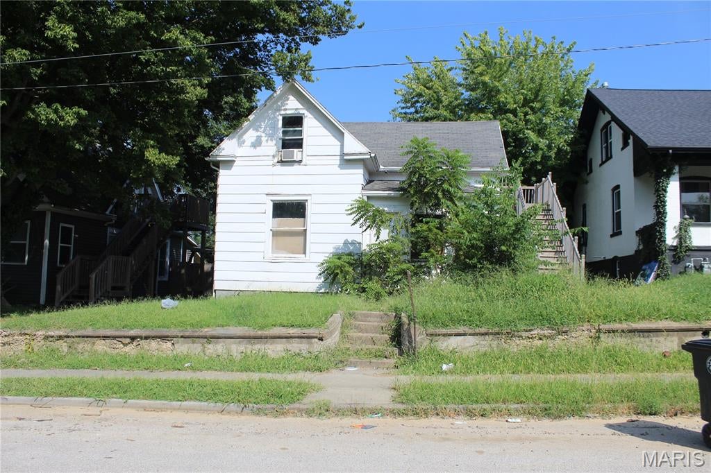 132 S Benton St is a duplex for sale in Cape Girardeau, Missouri, totaling 3 beds and 2 baths, 1,302 sq ft and within a short drive to SouthEast Missouri State University. Both units in this property are currently vacant.  

This property is also being sold as part of a portfolio totaling 33 doors and $3,350,000.