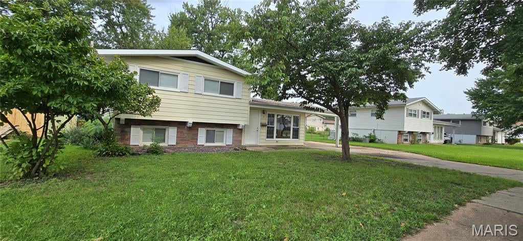 Welcome to this stunning split level  home  w gourmet  white kitchen, solid surface counter top, stainless appliances and wide luxury vinyl  and chandelier. This home is ideal for living on 3 levels. Main living features kitchen, breakfast area and living area.  3 sunfilled bedrooms up with recently remodeled in 26 white bathroom.  Finished rec room in lower level with walk out.  Covered patio across the back.  The ideal place on a spacious flat lot.  
Large oversized vaulted carport wonderful for entertaining w extra parking or closing in for a garage or additional office or game room. No sign.
Check out recent sold on split level on 5 Sunridge  for 225,000.
Kitchen is ideal to add a large center island.