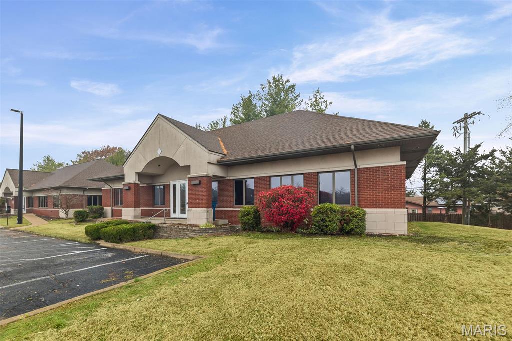 Looking for a commercial building. This is it--updated throughout. New water heater (2025), New Hvac (2023), New roof (2022). Remodeled on the inside and looking for its next owner. See photos for floor plan with current layout.  Grab your favorite realtor and schedule your walk through today! 

Lease info along with monthly income information available by calling Kayla at 618-531-5441. Separate utility meters available for multiple occupants