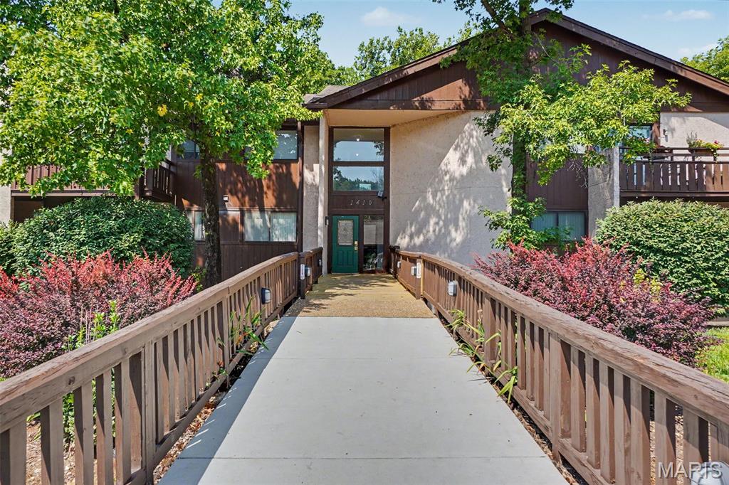 Welcome to easy, low-maintenance living in the desirable Heritage Crossing community! This 1-bedroom, 1-bath condo offers comfort, convenience, and beautiful views from the third floor. The kitchen features granite countertops and ceramic tile flooring, while the spacious bedroom includes a walk-in closet for ample storage. Step out onto your private balcony overlooking the peaceful common grounds, where a mature shade tree creates the perfect spot to relax with your morning coffee or unwind in the evening.
Enjoy the convenience of a dedicated covered carport parking space and let the association take care of the exterior maintenance, giving you more time to enjoy the community's scenic walking trails and beautifully maintained grounds. Whether you're a first-time buyer, downsizing, or looking for a low-maintenance lifestyle, this move-in ready condo is one you won't want to miss! Seller is getting the carpets professionally cleaned.