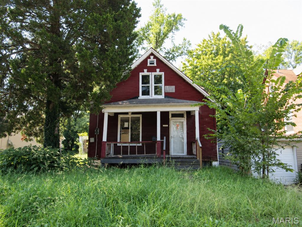 Handyman Special! This 2-bedroom, 1-bath home is ready for rehab and offers plenty of potential for the right buyer. Bring your ideas and make this property your own. Great opportunity for investors, contractors, or anyone looking for their next renovation project. Property is being sold as-is.