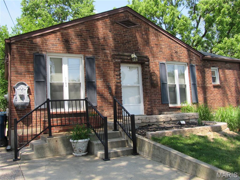 Charming 2 bedroom, 1 bath bungalow. Hardwood floors. Freshly painted. Must see the gardens, deck, to appreciate. Tilt-in vinyl windows. Stone work around the porch and deck – ’25. AC- ’20, Furnace- ’25, Water Heater – ’26. Full, walk-up basement. 
Convenient neighborhood close to downtown Alton, the Clark Bridge, Homer Adams Parkway.