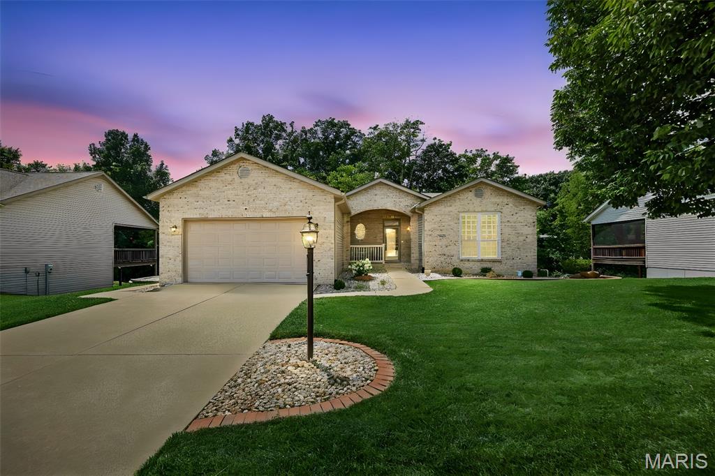 GREAT GODFREY LOCATION. THIS UPDATED  3 BEDROOM, 3 BATH HOME LOCATED IN DESIRABLE SUMMERFIELD SUBDIVISION. SPACIOUS OPEN FLOOR PLAN. UPDATES INCLUDE NEW HVAC 2023, NEW WATER HEATER.  FEATURES  UPDATED KITCHEN , HARDWOOD FLOORS, MAIN FLOOR LAUNDRY, LARGE MASTER BEDROOM WITH  UPDATED BATH THAT FEATURES DOUBLE VANITY, SEPARATE TUB/SHOWER, CUSTOM WALK IN CLOSET.  SCREENED IN PORCH OVERLOOKING PRIVATE WOODED BACKYARD. OPEN STAIRCASE LEADS TO FINISHED LOWER LEVEL THAT HAS FAMILY ROOM WITH FIREPLACE, 3RD. BEDROOM, AND FULL BATH. HAS HEATED 2 CAR GARAGE, IRRIGATION SYSTEM, AND WELL LANDS CAPPED YARD.  ALL NEW STAINLESS  APPLIANCES INCLUDED WITH SALE.