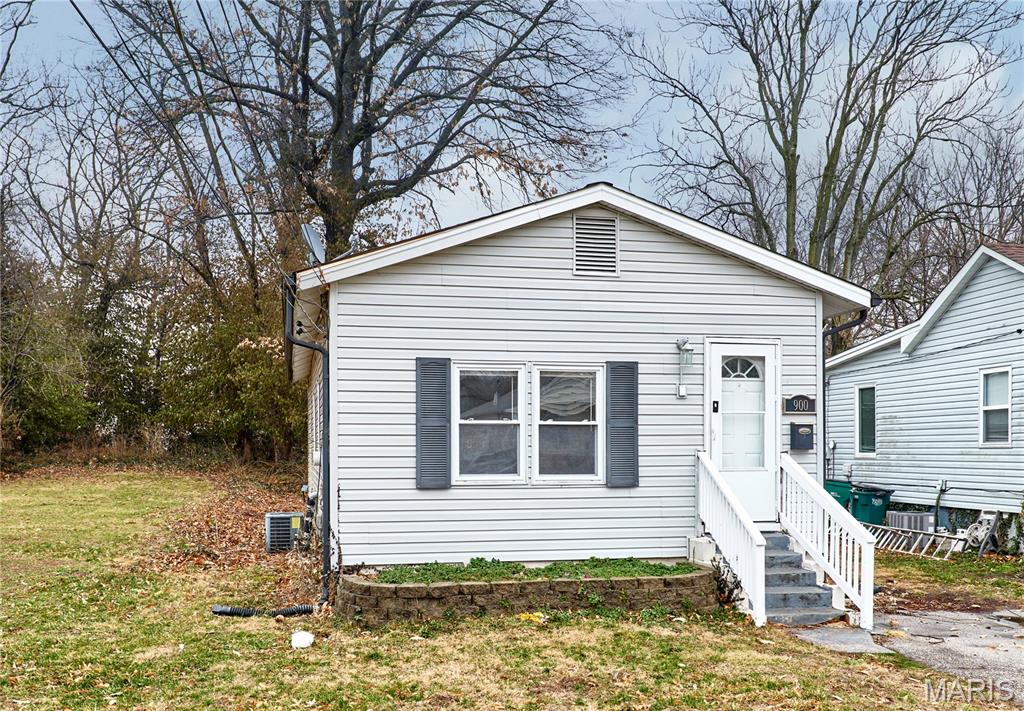 Charming 3-bedroom home in the heart of Webster Groves, one of St. Louis’ most desirable communities. Located near top-rated schools and just minutes from popular restaurants, shopping, and local amenities. This property offers excellent potential with only minimal updates needed, presenting a great opportunity for investors or buyers looking to add value in a sought-after neighborhood. Selling property as-is.