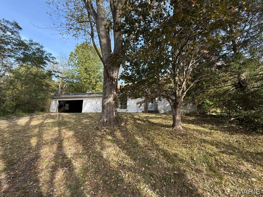 Great investment opportunity in New Florence, MO, just minutes from I-70 for easy access to Hermann, Warrenton, and Montgomery City. This property sits on a spacious lot (0.65 acres) offering plenty of room for outdoor living or expansion.
Enjoy the quiet charm of small-town living with the convenience of nearby shops, restaurants, and schools. Perfect investment opportunity. Bring your vision and
creativity to unlock this property’s full potential — whether you’re renovating, rebuilding, or adding to your rental portfolio, the location and lot size make it a valuable opportunity.