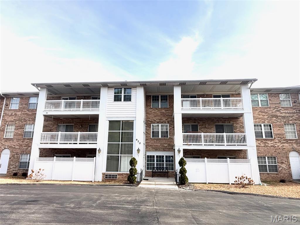 Bright First-Floor Condo in Sought-After Ladue School District
Welcome to this well-maintained 2-bedroom, 2-bath condo offering comfortable, low-maintenance living in a highly desirable location. This bright and airy home features spacious bedrooms and plenty of natural light throughout.
Situated on the first floor, the unit includes a private balcony backing to a wooded area, providing peaceful views and added privacy. Other features include convenient in-unit laundry closet plus underground parking and storage area.

Making it a great opportunity for buyers looking to personalize their space or invest in a solid property within the top-rated Ladue School District.  A great opportunity for homeowners or investors alike—schedule your showing today.